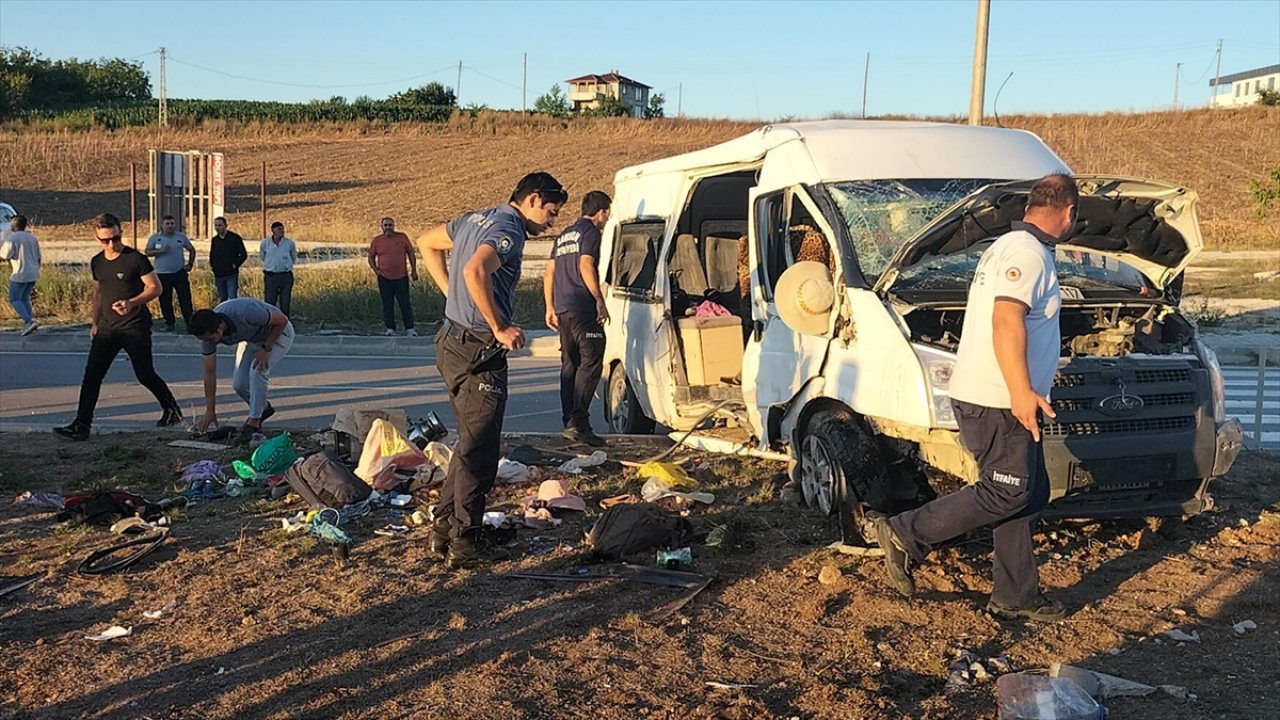 Samsun'da tarım işçilerini taşıyan minibüs devrildi, 27 kişi yaralandı!