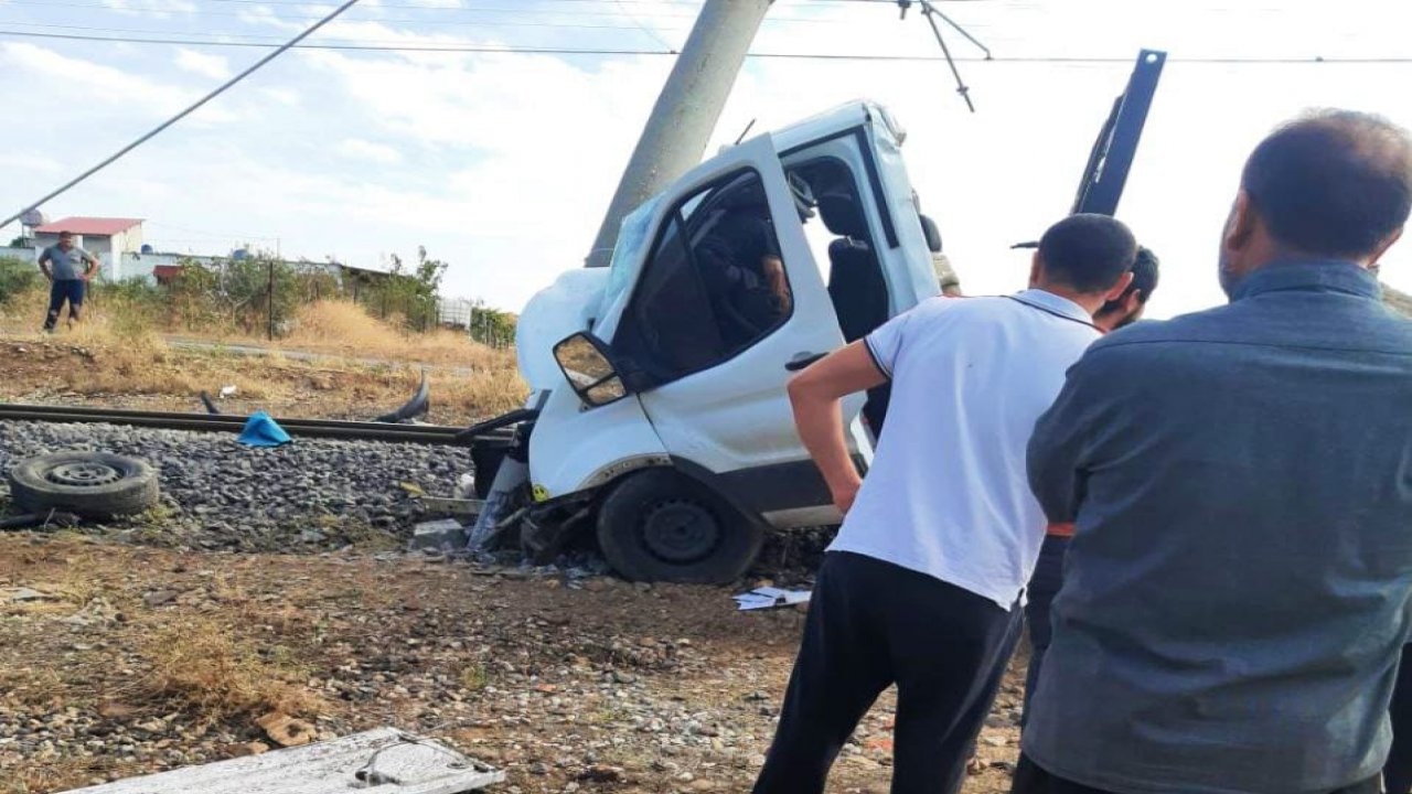 Türkoğlu’nda hemzemin geçitte korkunç kaza! Bir ölü var