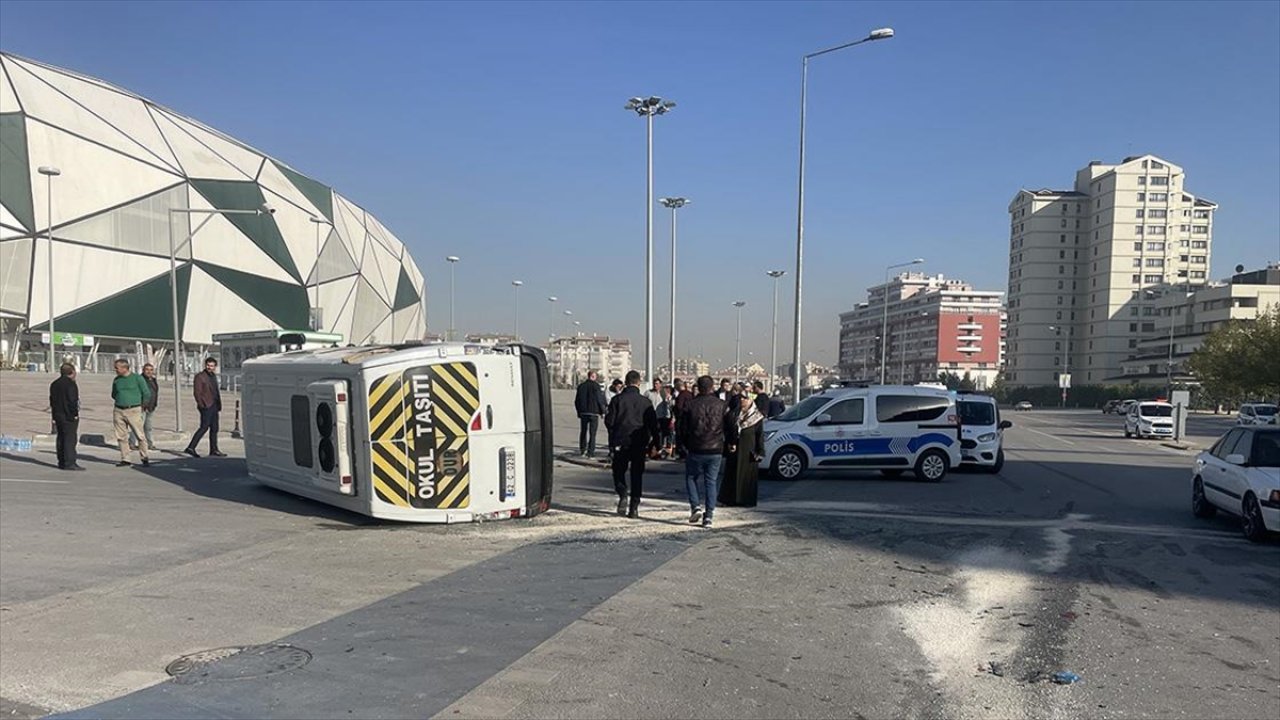 Öğrenci servisi ile otomobilin çarpıştığı kazada 17 kişi yaralandı!