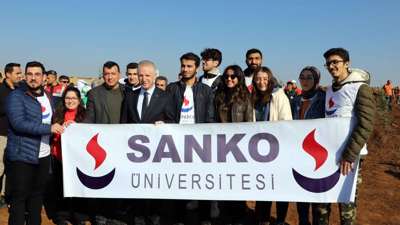 SANKO’lu Öğrenciler Fidanları Toprakla Buluşturdu!