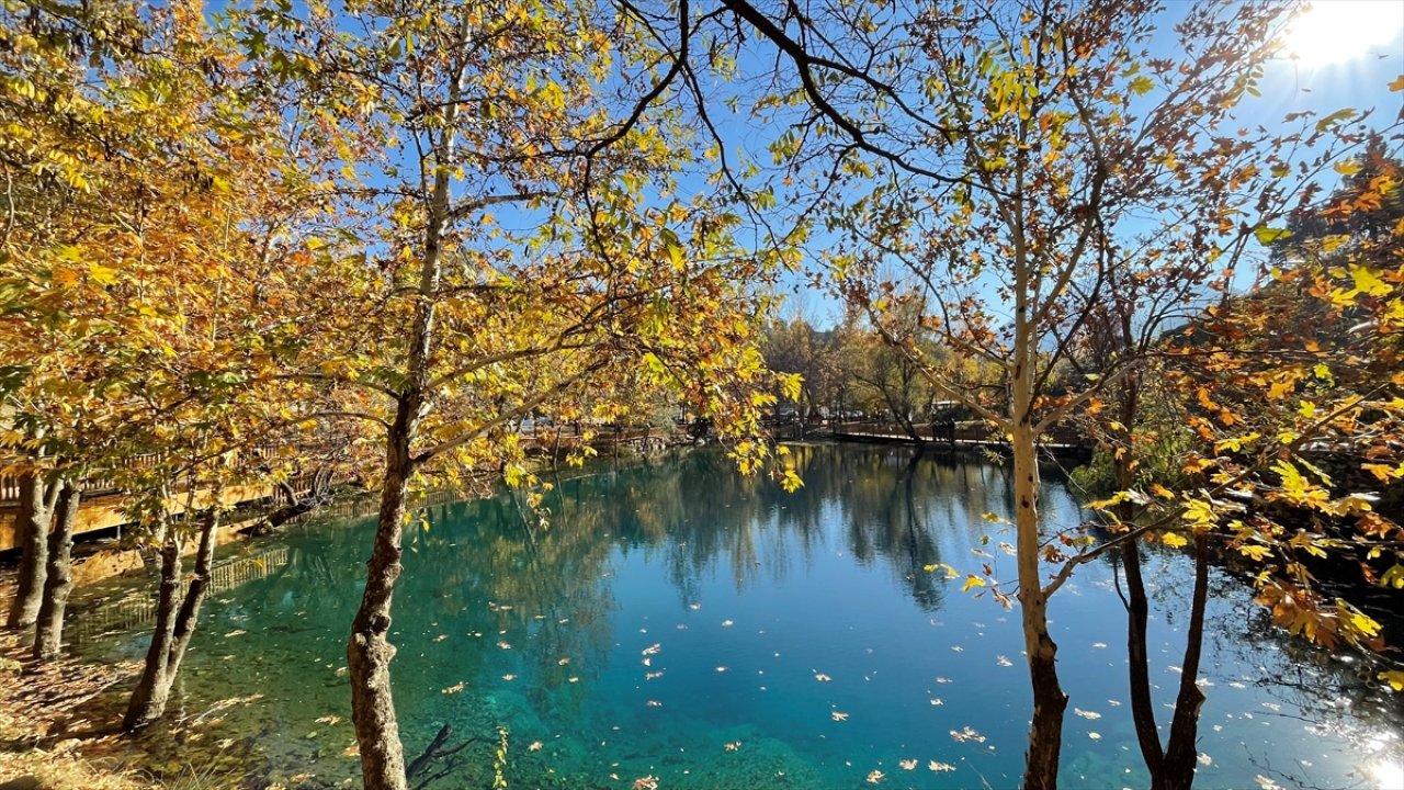 Kahramanmaraş'ın "gizemli gölü"nde sonbahar güzelliği!