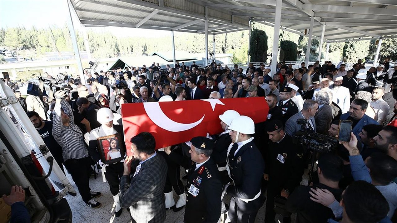 İstanbul'daki terör saldırısında hayatını kaybeden baba kızın cenazeleri Adana'da defnedildi