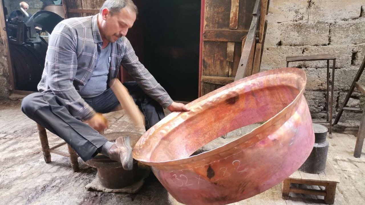 Kahramanmaraş’lı usta 41 yıldır  bakıra şekil veriyor!