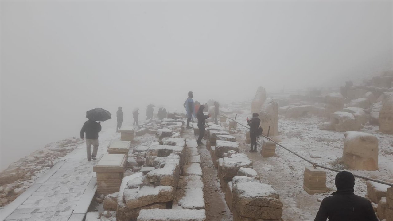 Nemrut Dağı'na mevsimin ilk karı yağdı