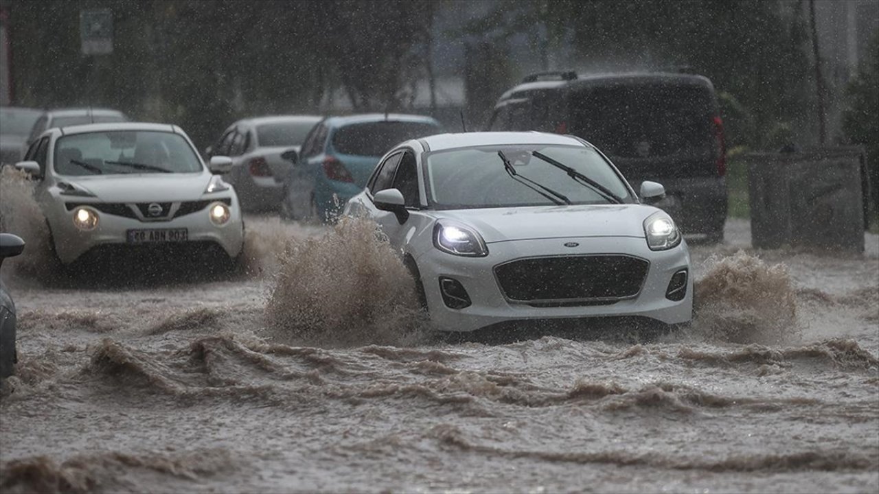 İzmir ve Manisa'da su baskını