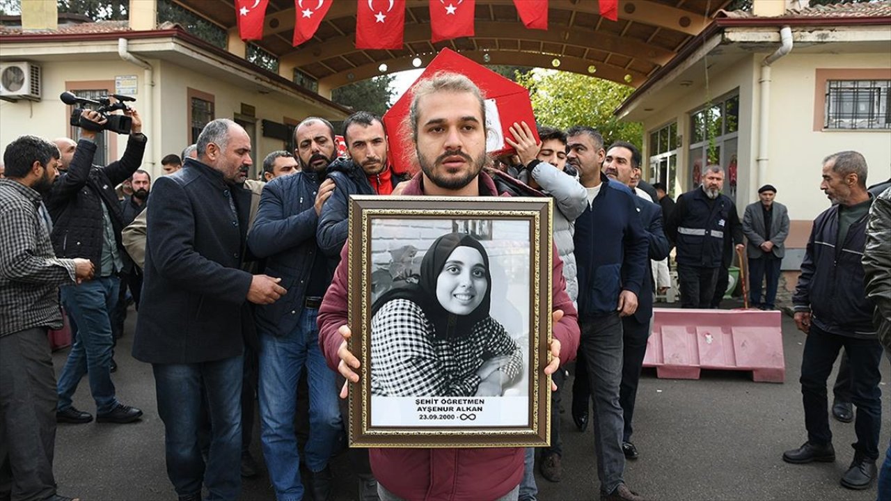 Karkamış'taki terör saldırısında hayatını kaybeden öğretmen son yolculuğuna uğurlandı!