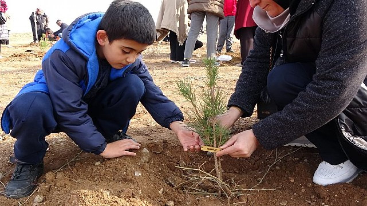 Kahramanmaraş'ta yetim çocuklar, babalarının hatıralarını yaşatmak için fidan dikti!