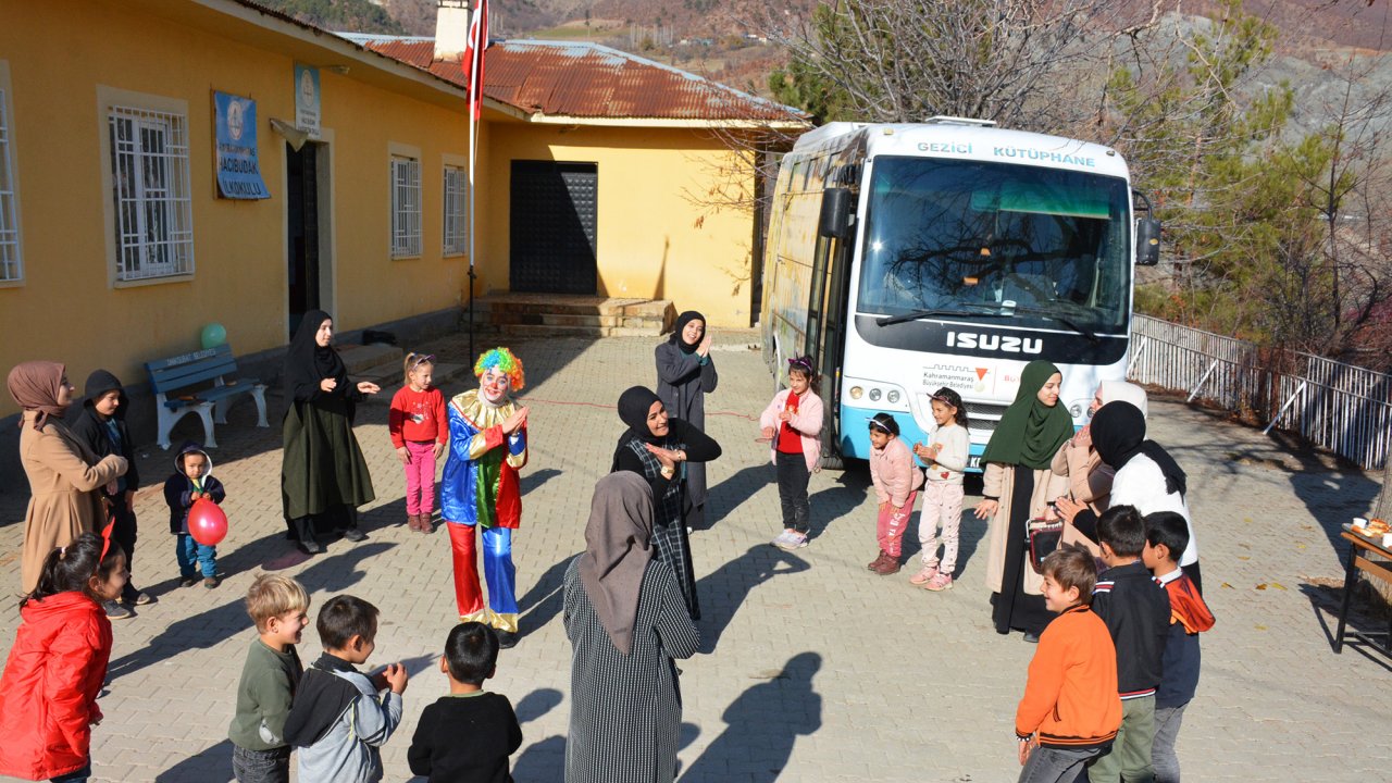 Gezici Kütüphane, Kahramanmaraş’ta Minik Gönüllere Dokunmaya Devam Ediyor