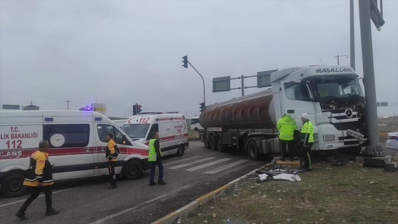 Tırla ambulans çarpıştı! Hasta çocuk öldü, 5 kişi yaralandı!