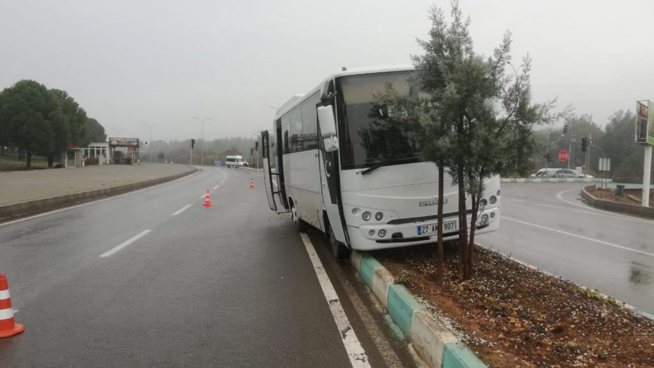 Kahramanmaraş’ta öğrenci servisi refüje çarptı!