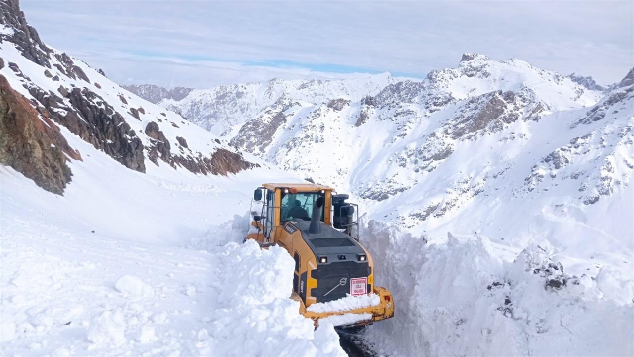 Hakkari'de ekipler 4 metreyi bulan karla mücadele ediyor!