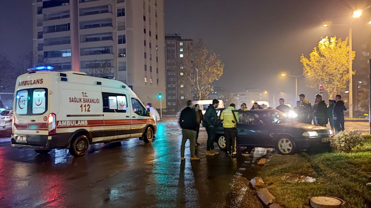 Kahramanmaraş'ta iki otomobilin çarpıştığı kazada 2 kişi yaralandı