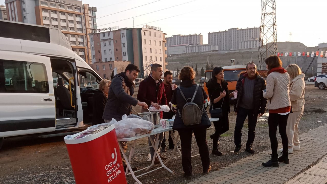 CHP Kahramanmaraş’ta öğrencilere çorba dağıttı!