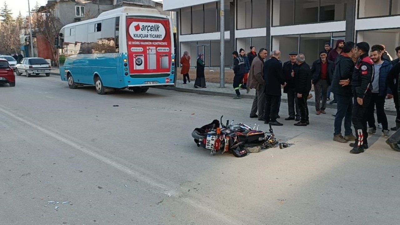 Kahramanmaraş’ta otomobille çarpışan motosiklet sürücüsü otobüsün altında kaldı!