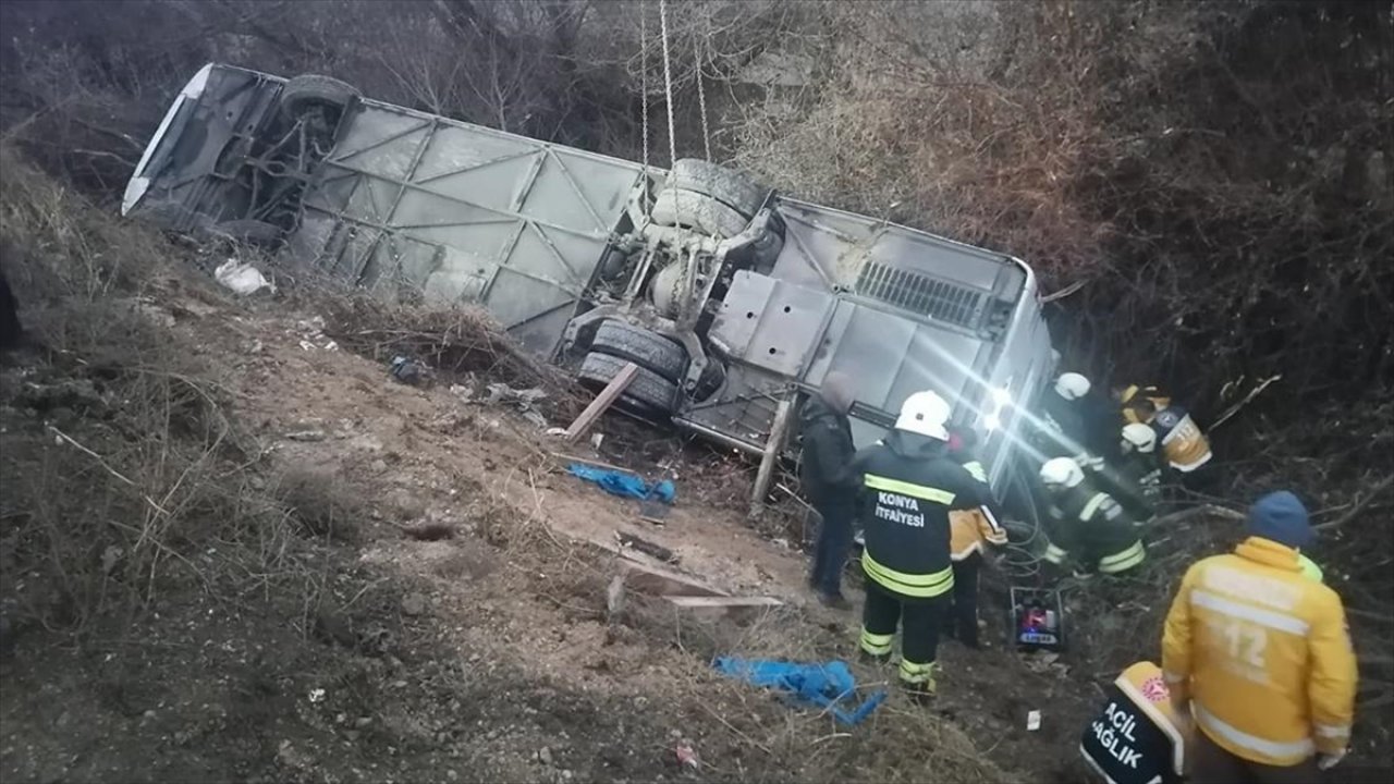 Yolcu otobüsü devrildi, 15 kişi yaralandı!