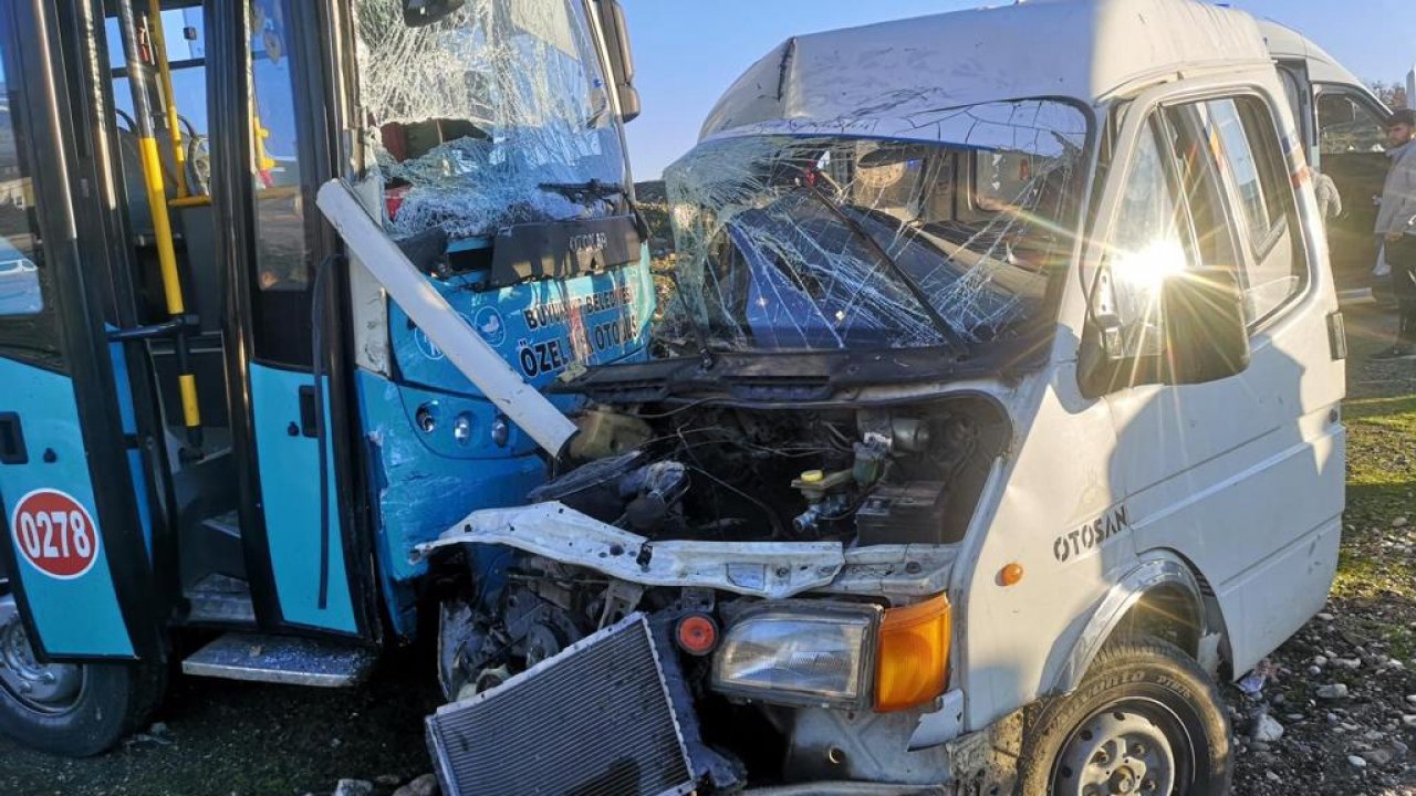 Kahramanmaraş’ta halk otobüsü ile minibüs çarpıştı: 4 yaralı