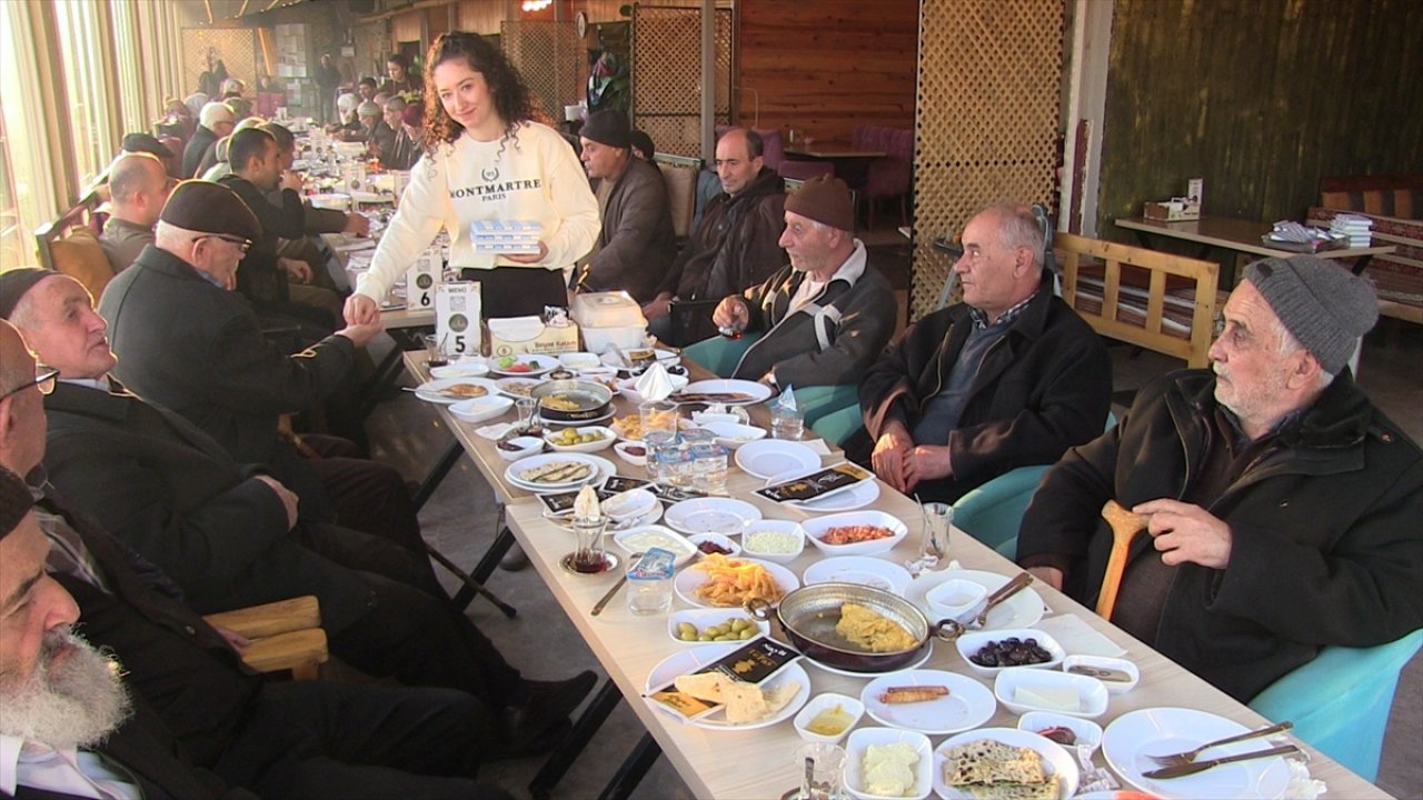 Kahramanmaraş'ta huzurevi sakinleri kahvaltıda buluştu