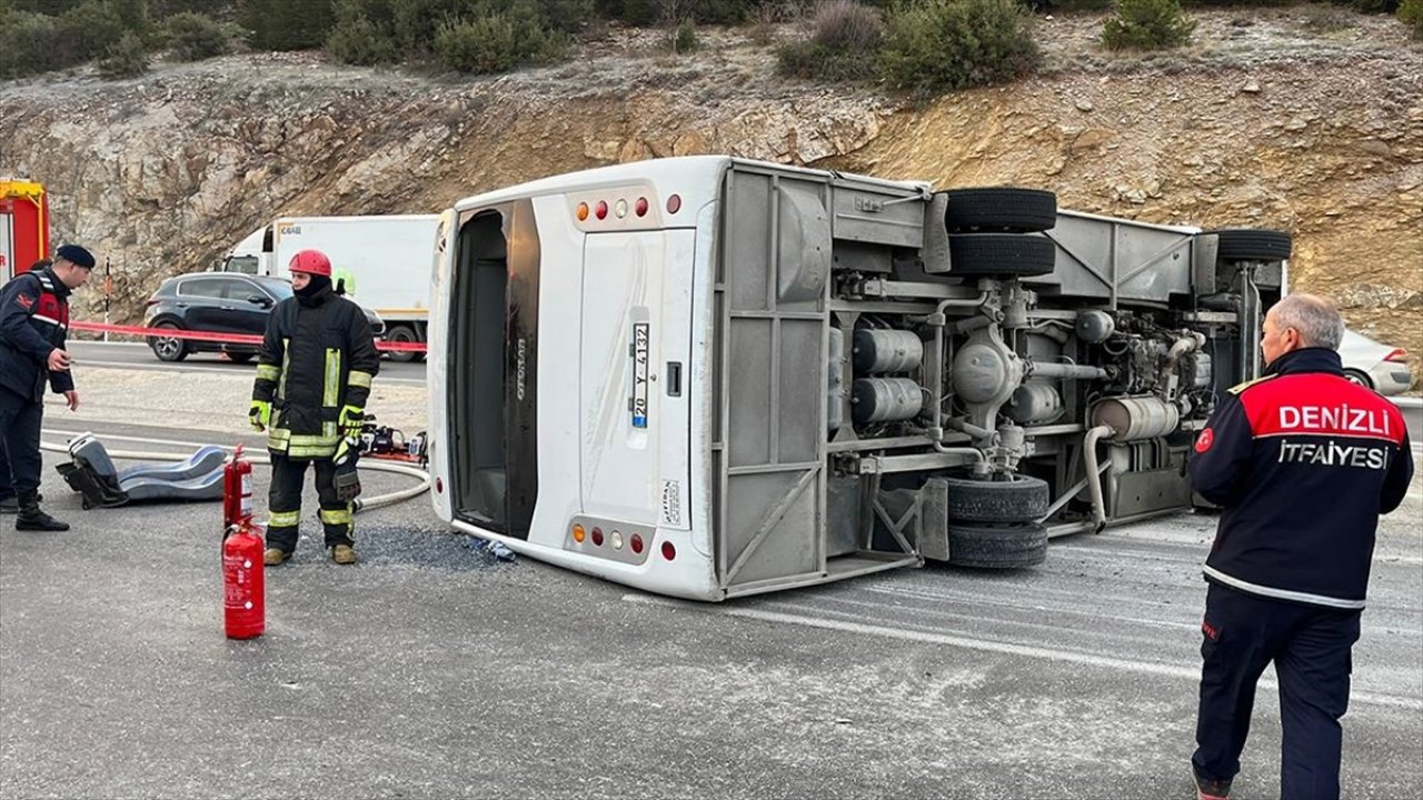 Servis midibüsü devrildi! 2 kişi öldü, 15 kişi yaralandı!