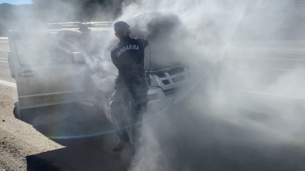 Kahramanmaraş’ta yanan araca jandarma müdahale etti!