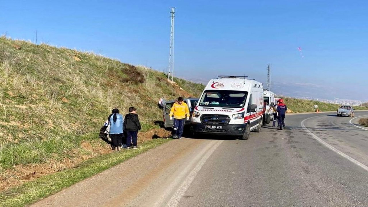 Kahramanmaraş’ta araç trafik levhasına çarptı! 4 yaralı