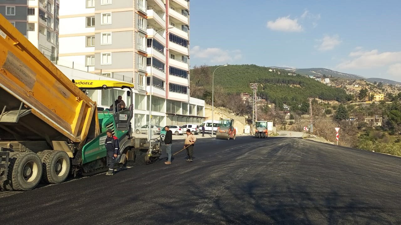 Kahramanmaraş’ta Büğlek Caddesi Sıcak Asfaltla Yenileniyor!