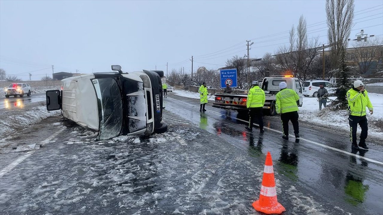 İşçi servisi devrildi! 1 ölü, 12 yaralı