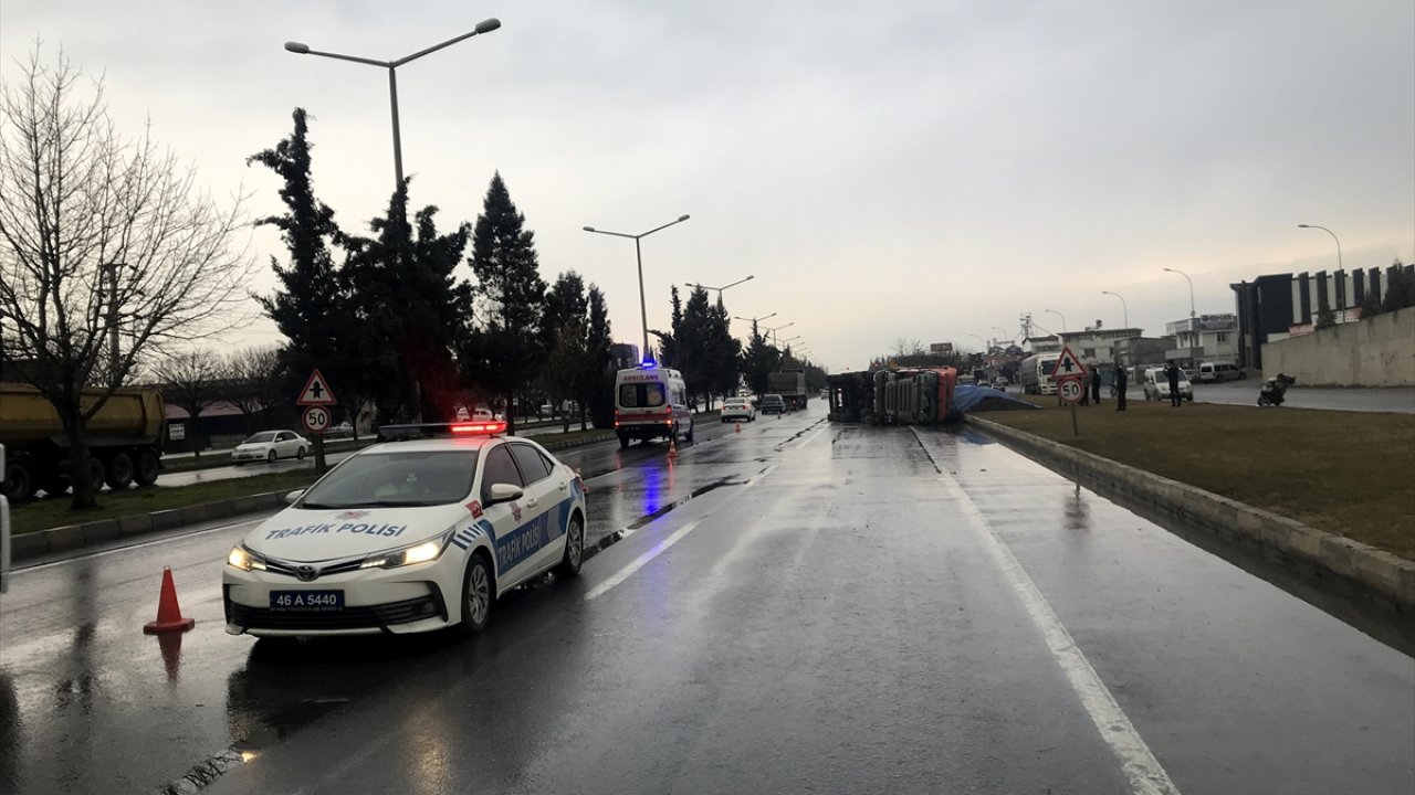 Kahramanmaraş'ta kum yüklü tır devrildi!