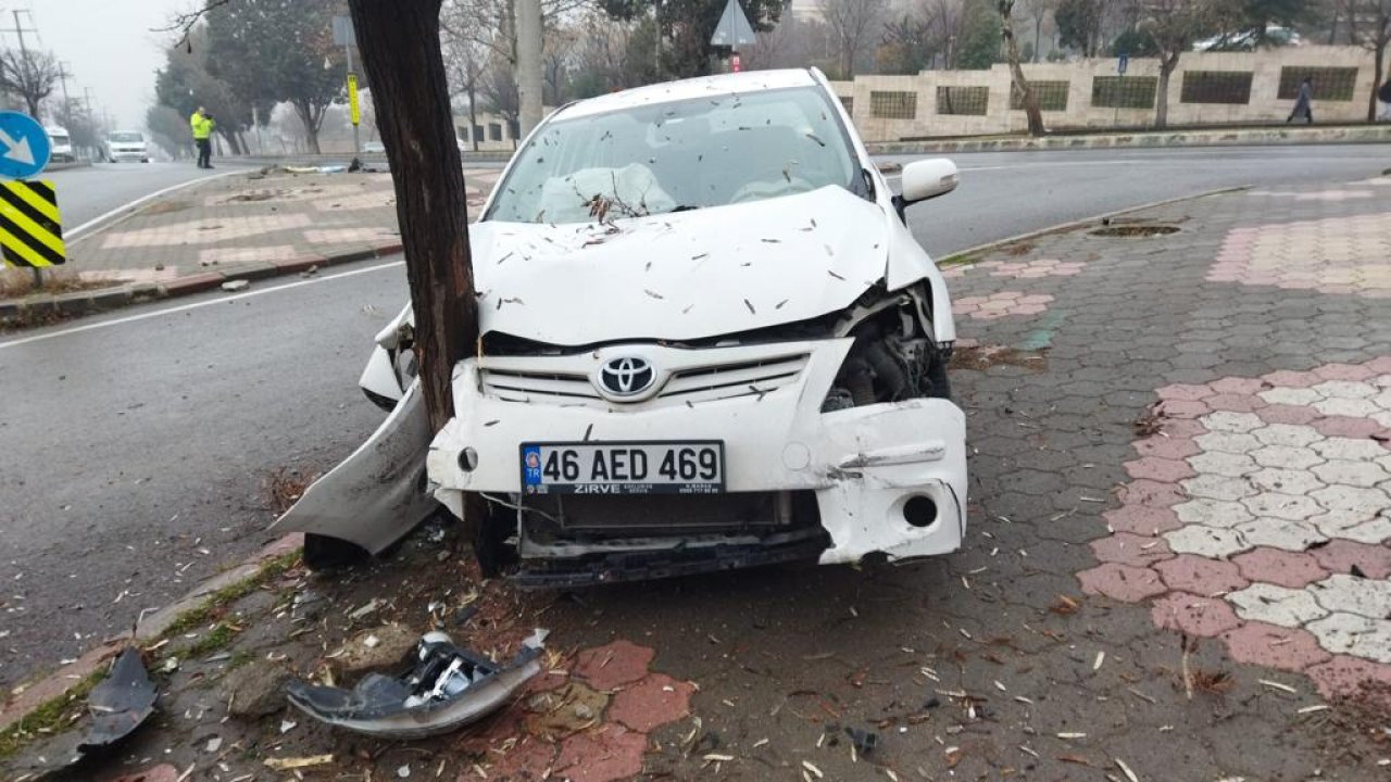 Kahramanmaraş’ta kontrolden çıkan otomobil ağaca çarptı!