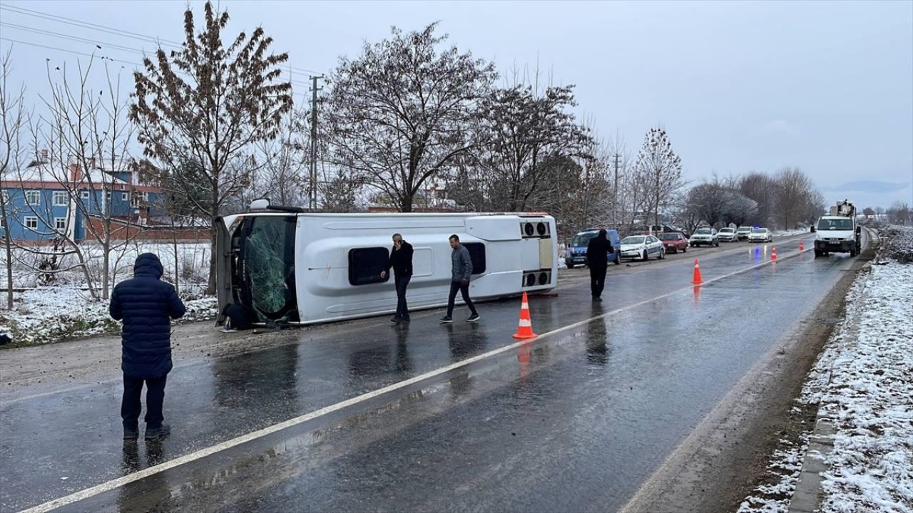 Cenazeye gidenleri taşıyan otobüs devrildi! 16 kişi yaralandı