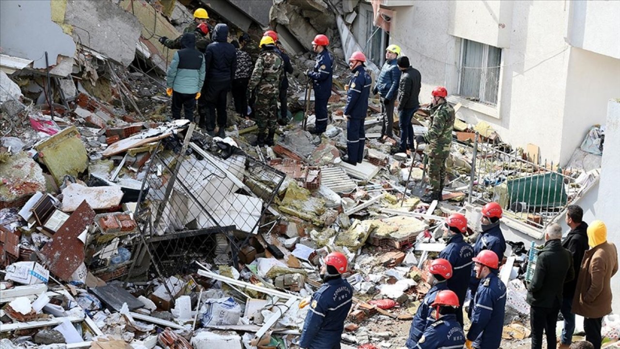 Enkazdan çıkarılan 2 bebek helikopterle Adana'ya nakledildi