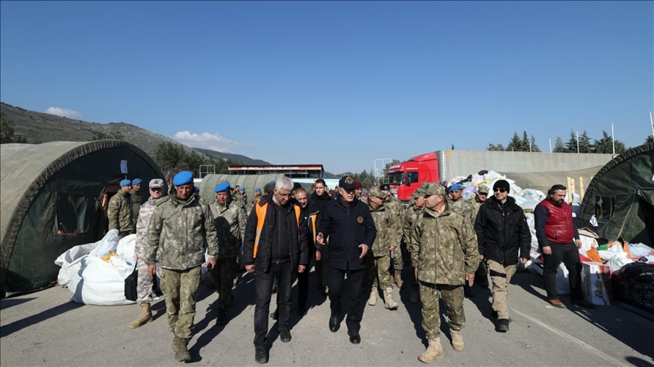 Mehmetçik depremzedelere yardım elini uzatmaya devam ediyor