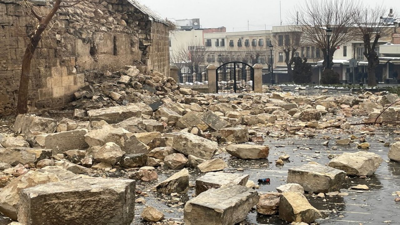 Depremde ölen polis memuru ve ailesi Mersin'de defnedildi