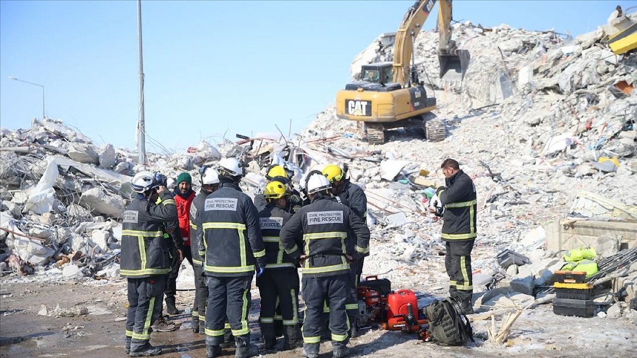 Depremzede itfaiyeciler acılarını unutup can kurtarmayı sürdürüyor