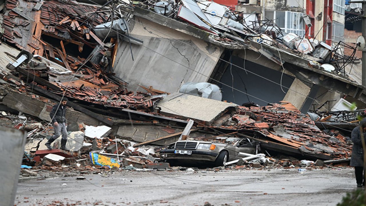 Hatay'da yabancı uyruklu bir kadın depremin 203. saatinde enkazdan çıkarıldı