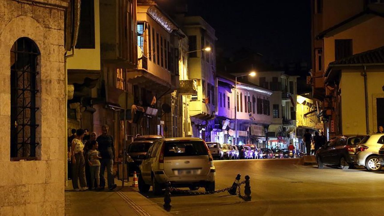 Dünyanın aydınlatılan ilk caddesi depremde büyük hasar gördü