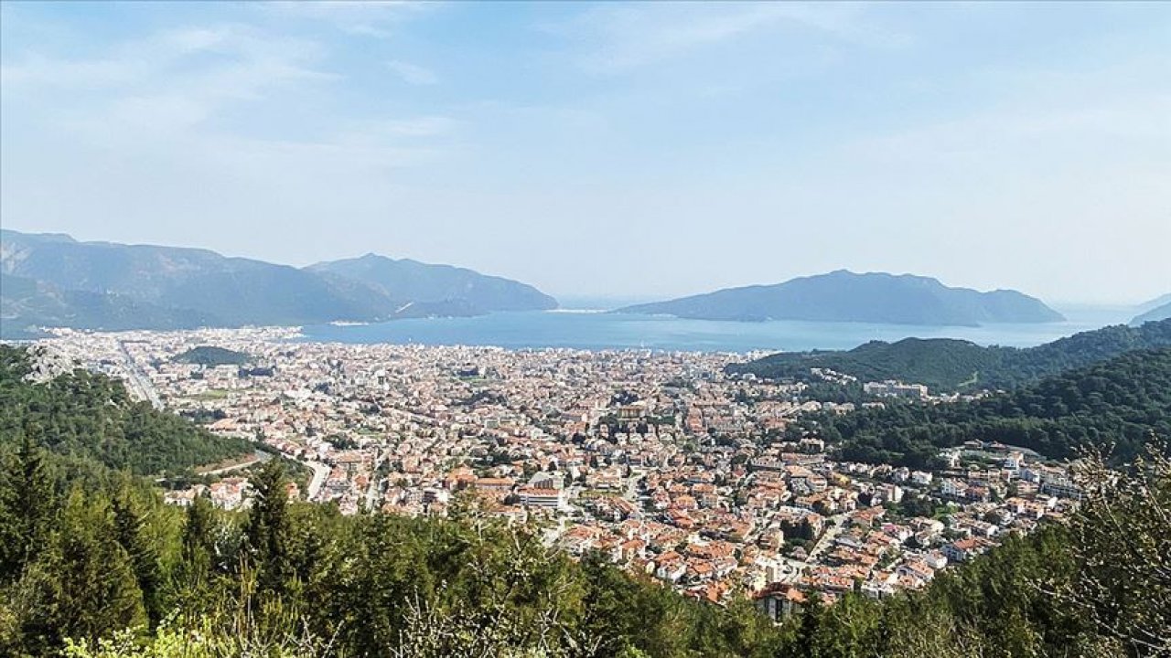 Marmaris'te kapılar depremin acısını dindirmek için açıldı