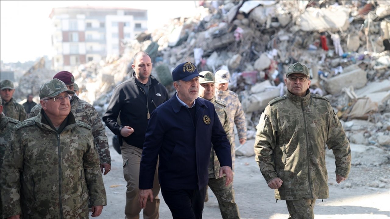 Bakan Akar Hatay'da arama kurtarma çalışmalarını inceledi