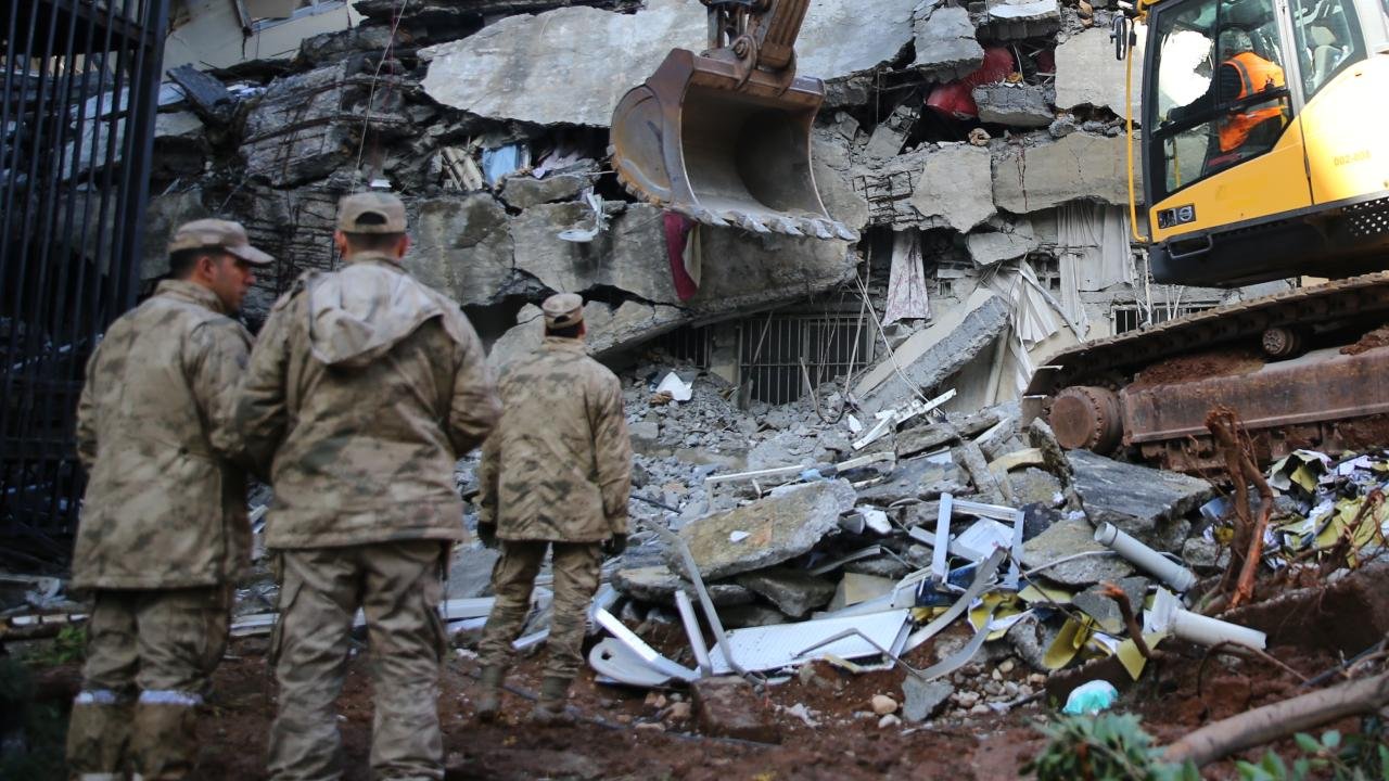 Mehmetçik deprem bölgesinde yaraları sarıyor