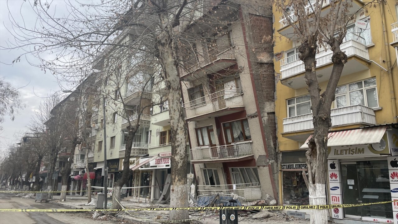 Malatya'da ağır hasarlı binalardan eşya tahliyesi durduruldu