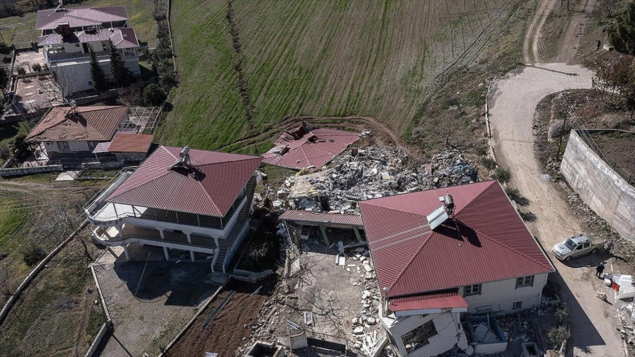 Kahramanmaraş'ta deprem Mahalleyi ikiye böldü!