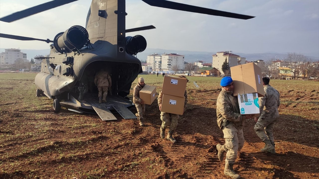 Kahramanmaraş kırsalında depremzedelere helikopterle yardım taşınıyor!