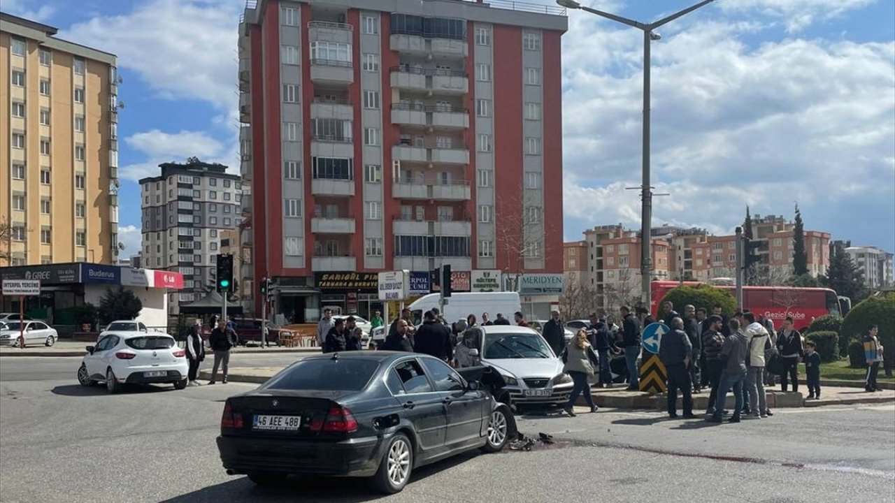 Kahramanmaraş'ta iki otomobilin çarpıştığı kazada 7 kişi yaralandı!