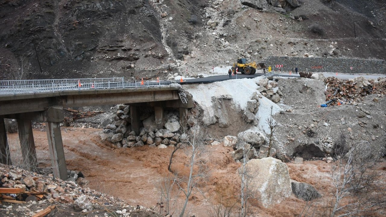 Adıyaman-Çelikhan kara yolu, köprüdeki çökme nedeniyle trafiğe kapatıldı!