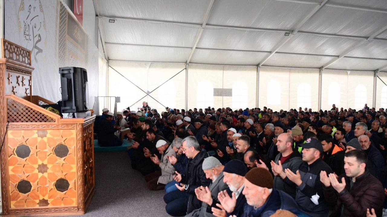 Depremde Hayatını Kaybedenler Dualarla Yâd Edildi