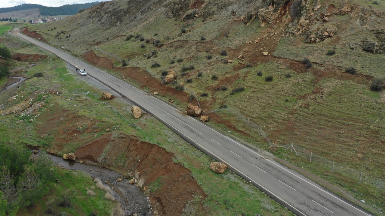 Kahramanmaraş'ta dağdan kopan kayalar bağlantı yollarına zarar verdi!