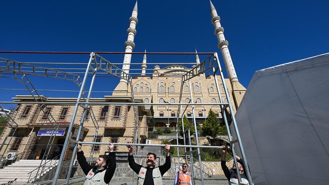 Depremde hasar gören Abdülhamit Han Camisi, cemaatini çadırlarda ağırlayacak!