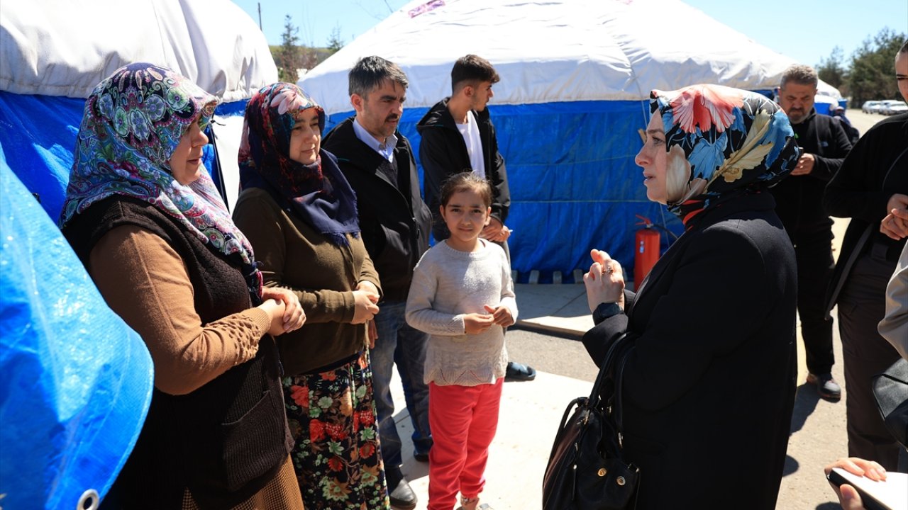 Bakan Nebati'nin eşi Kahramanmaraş’ta depremzedeleri ziyaret etti!