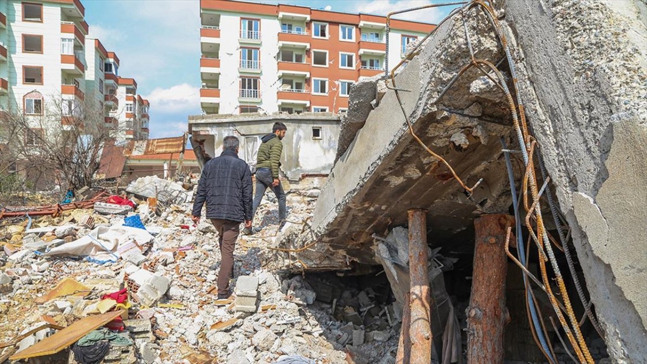 Kahramanmaraş'ta Anne babası için girdiği bina yıkılınca kendi de enkazda kaldı!