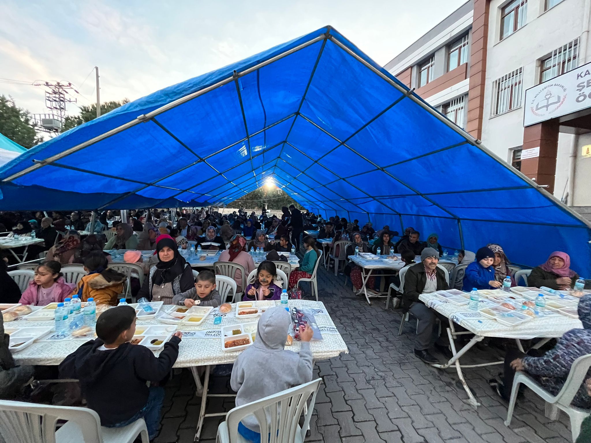 Onikişubat Belediyesi, gönül sofrasını Dönüklü Mahallesi’nde kurdu