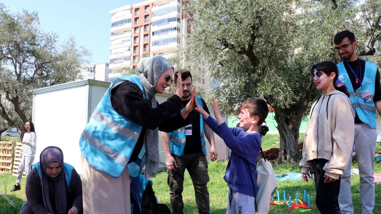 Kahramanmaraş'ta çocuklar gönüllü gençlerin etkinlikleriyle sosyalleşiyor